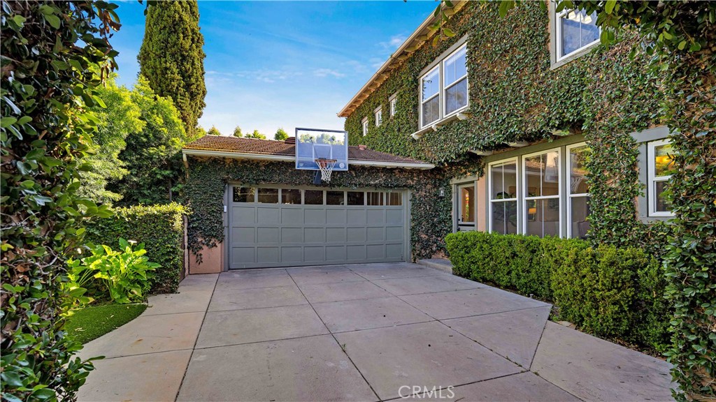 16 Bayleaf Lane Irvine, CA 92620 - Photo 7 of 66 Driveway - 2 door but 3 car garage