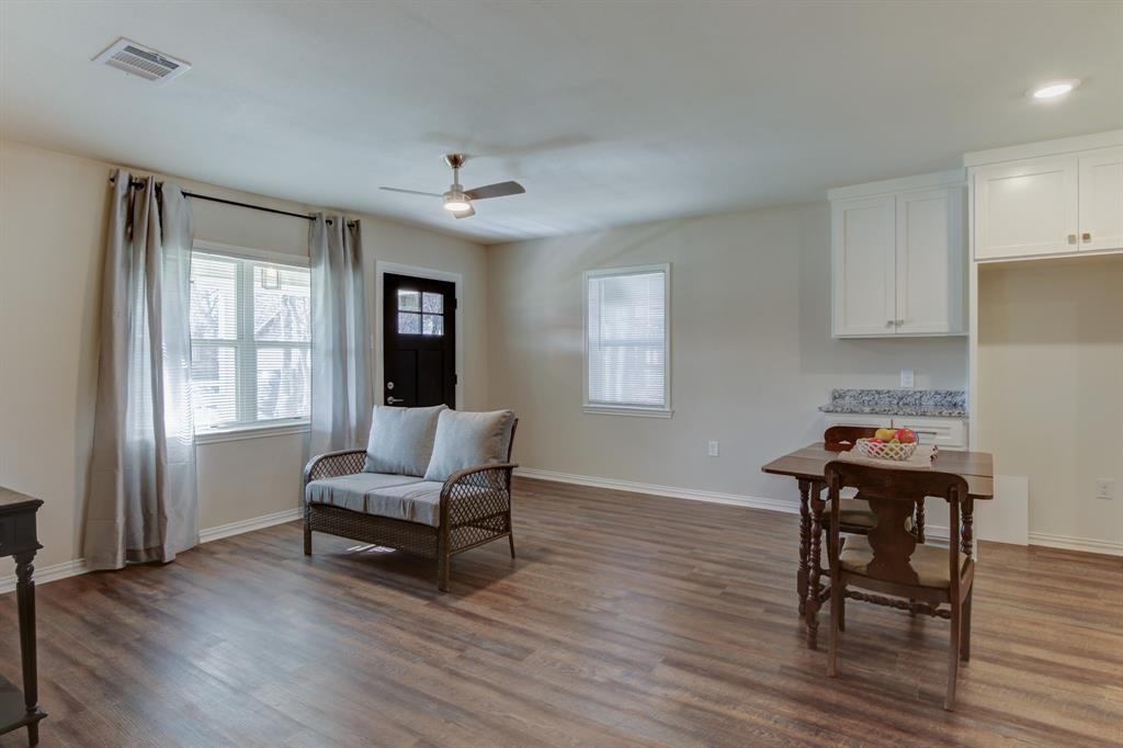 913 North 32nd Street Waco, TX 76707 - Photo 3 of 12 a living room with furniture and a window