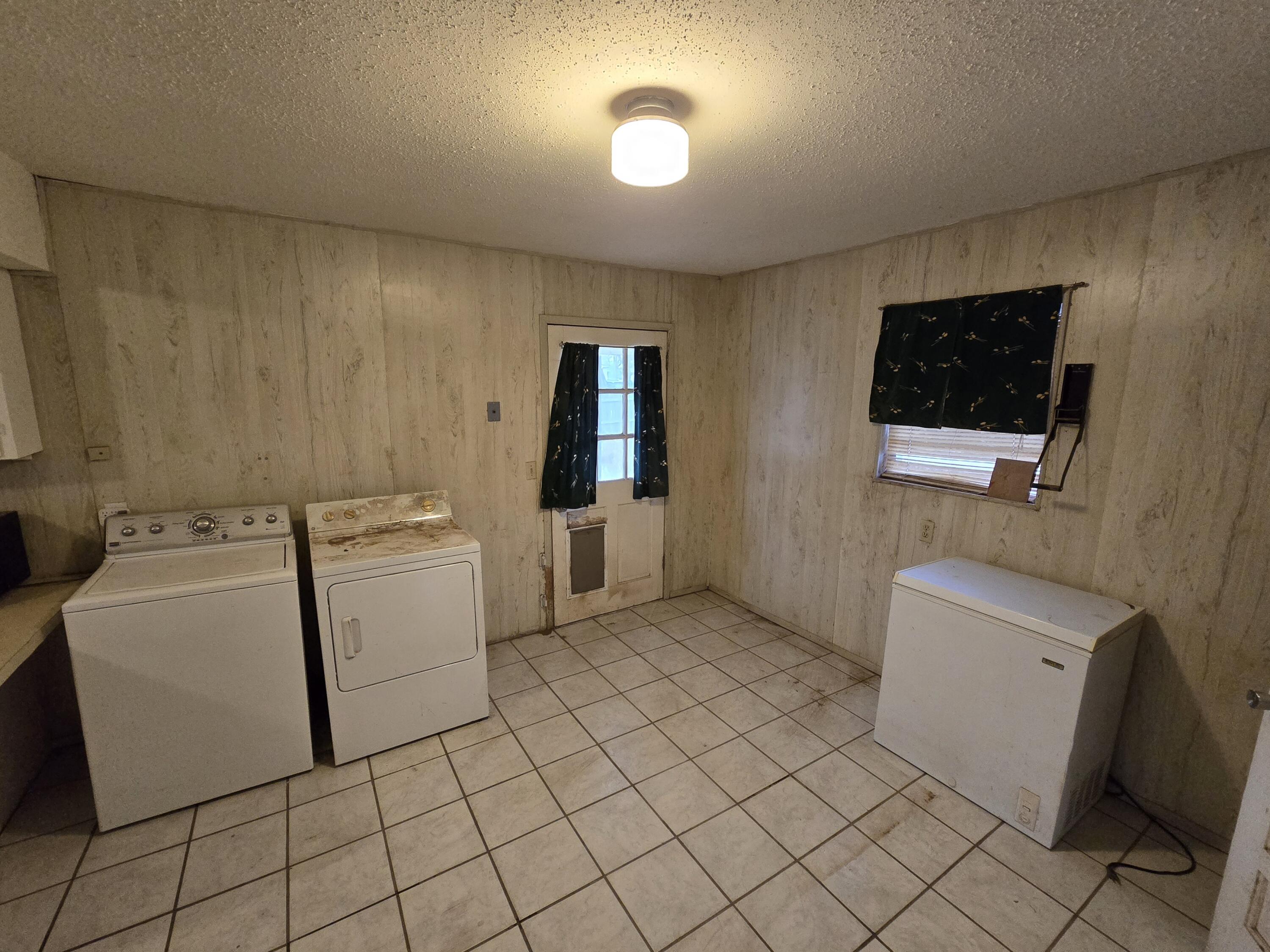 807 Northwest 8th Street Seminole, TX 79360 - Photo 6 of 15 a utility room with dryer and washer