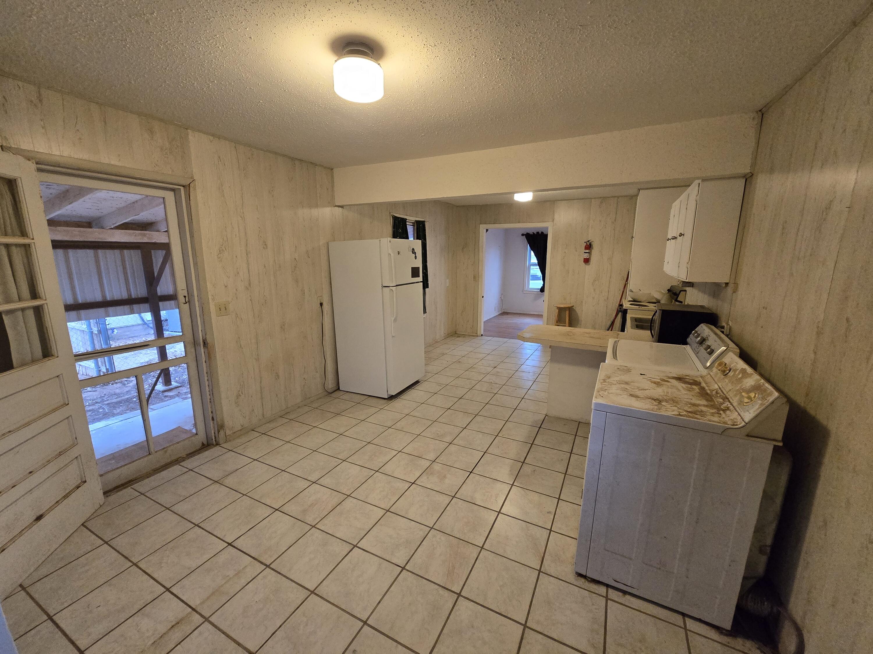807 Northwest 8th Street Seminole, TX 79360 - Photo 8 of 15 a living room with furniture