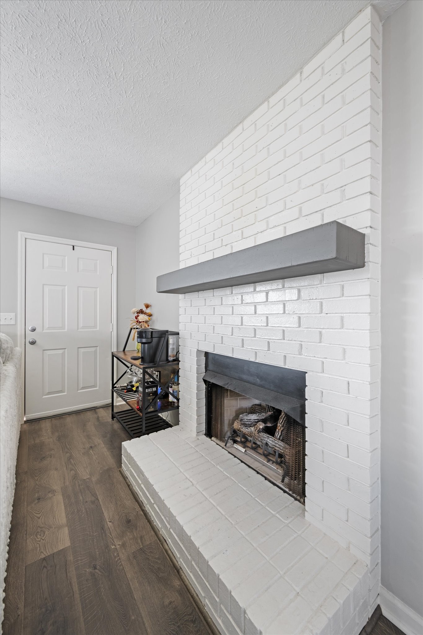 3695 Armstrong Road Springfield, TN 37172 - Photo 22 of 36 a living room with furniture and a fireplace
