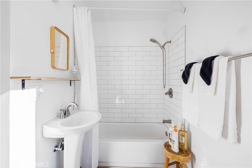 61879 Valley View Circle Joshua Tree, CA 92252 - Photo 27 of 63 a bathroom with a sink and a bathtub