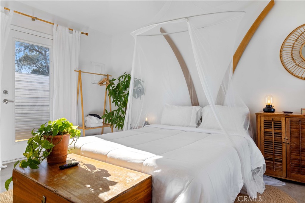 61879 Valley View Circle Joshua Tree, CA 92252 - Photo 30 of 63 a bedroom with bed and a window