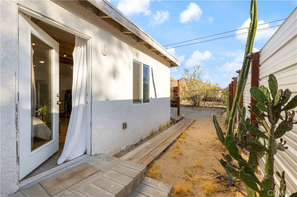61879 Valley View Circle Joshua Tree, CA 92252 - Photo 37 of 63 a view of a balcony