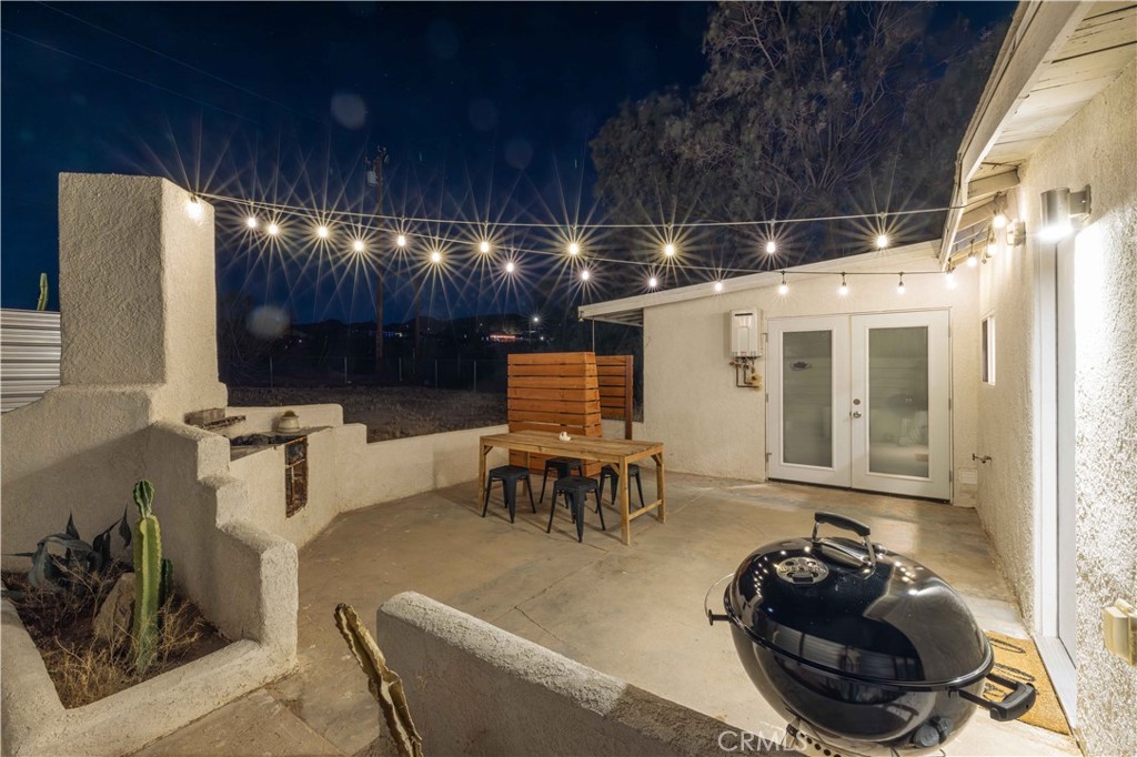 61879 Valley View Circle Joshua Tree, CA 92252 - Photo 47 of 63 a living room with furniture and a lamp