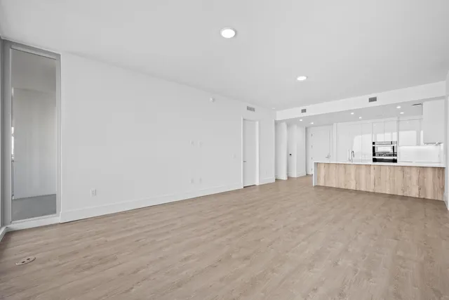 $7,900 | 220 Lake Shore Drive, Unit 813, Lake Park, FL 33403