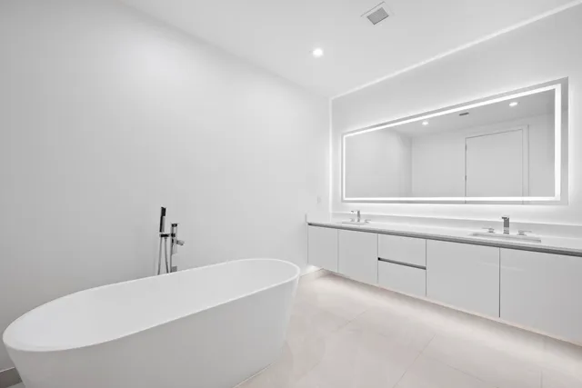 $7,900 | 220 Lake Shore Drive, Unit 813, Lake Park, FL 33403