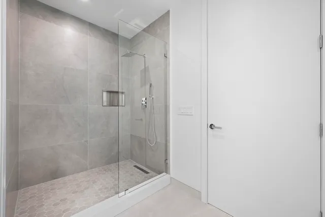 $7,900 | 220 Lake Shore Drive, Unit 813, Lake Park, FL 33403