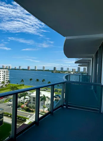 $7,900 | 220 Lake Shore Drive, Unit 813, Lake Park, FL 33403