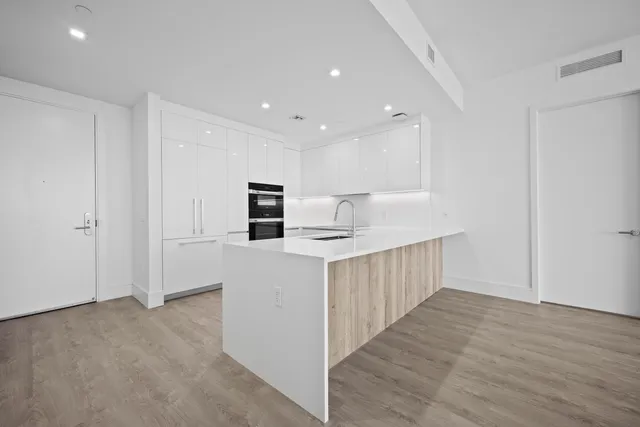 $7,900 | 220 Lake Shore Drive, Unit 813, Lake Park, FL 33403