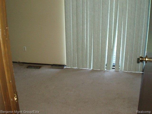 24678 Chalk Farm Road North, Unit 77 Warren, MI 48091 - Photo 7 of 7 livingroom
