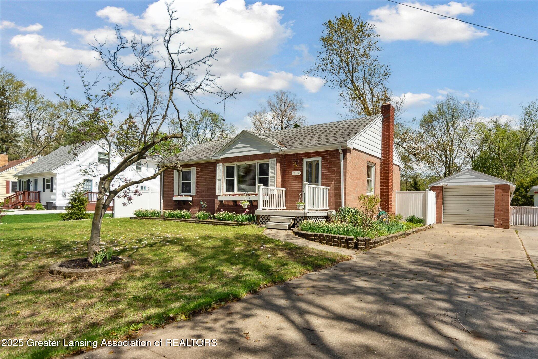 918 Clark Road Lansing, MI 48917 - Photo 3 of 31 04-918-Clark-Rd-Lansing-MI-48917-WindowS