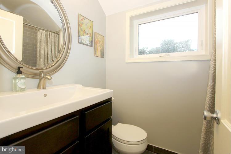 1611 Ballard Street Silver Spring, MD 20910 - Photo 22 of 29 Bath