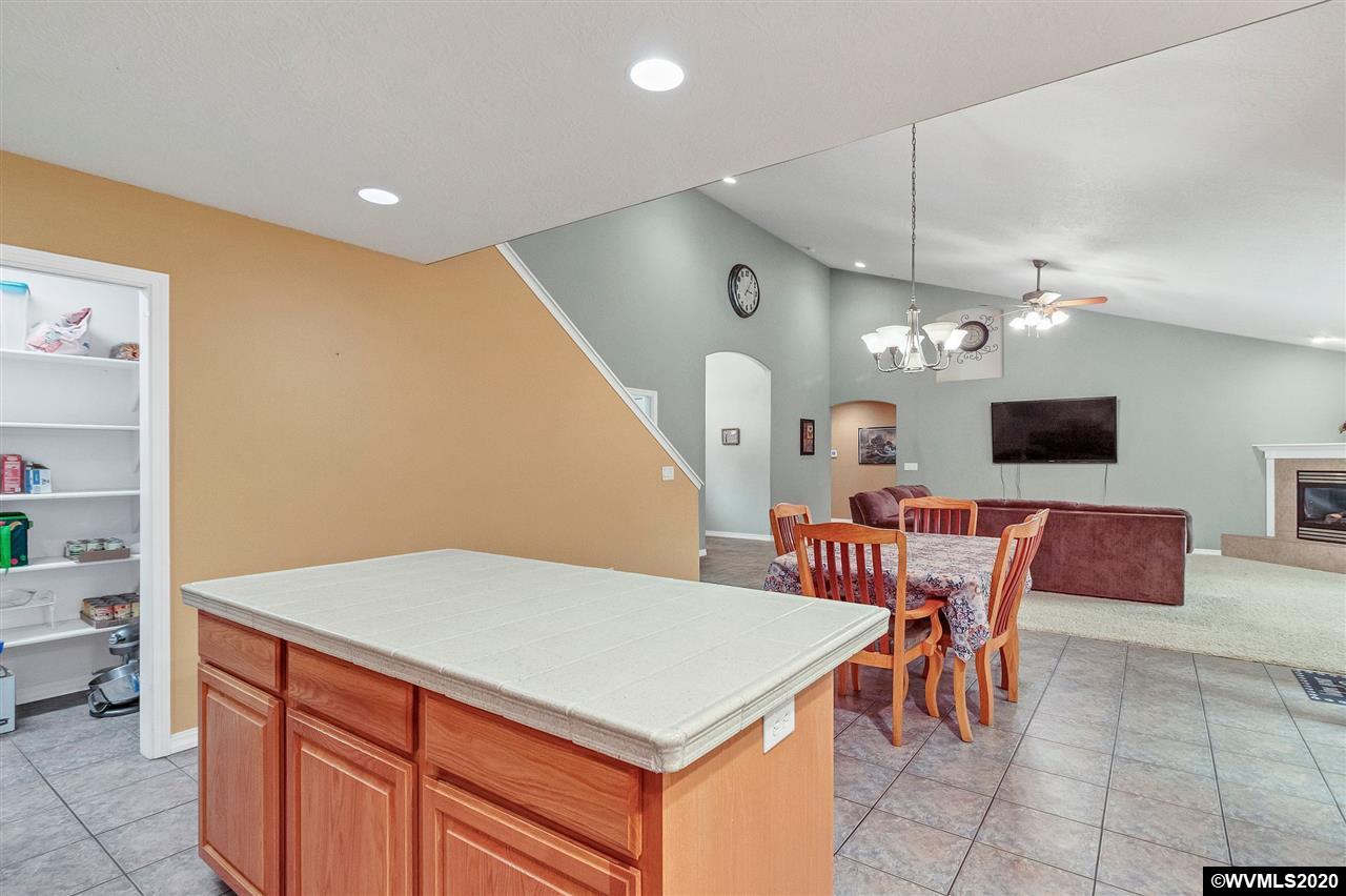 624 Northwest Reed Lane Dallas, OR 97338 - Photo 9 of 37 Gallery Image 9