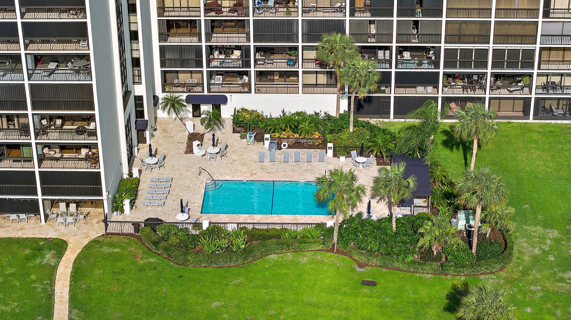 356 Golfview Road, Unit 805 North Palm Beach, FL 33408 - Photo 24 of 26 a view of a garden