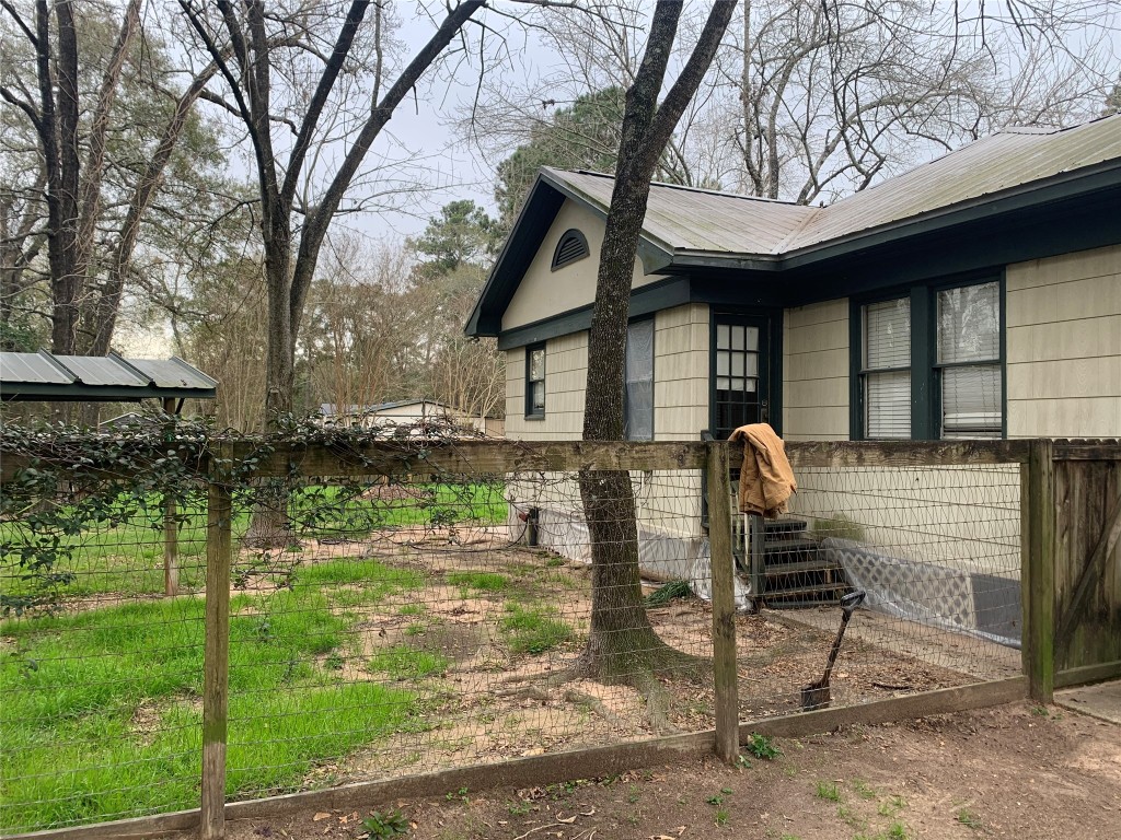 22720 Hudson Road New Caney, TX 77357 - Photo 3 of 40 a front view of a house with garden