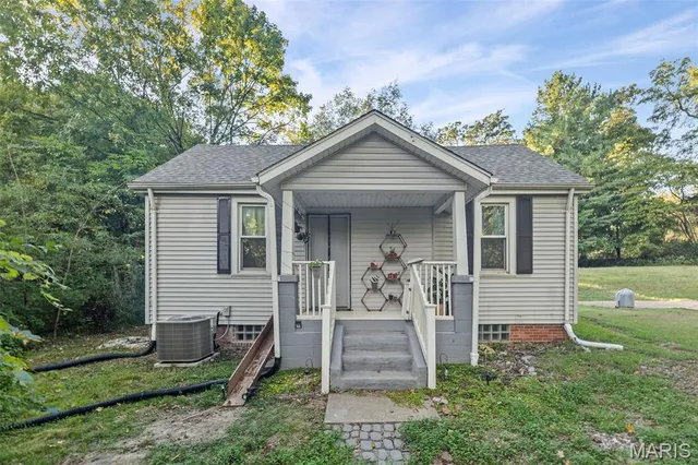 $195,000 | 318 Union Hill Road, Fairview Heights, IL 62208