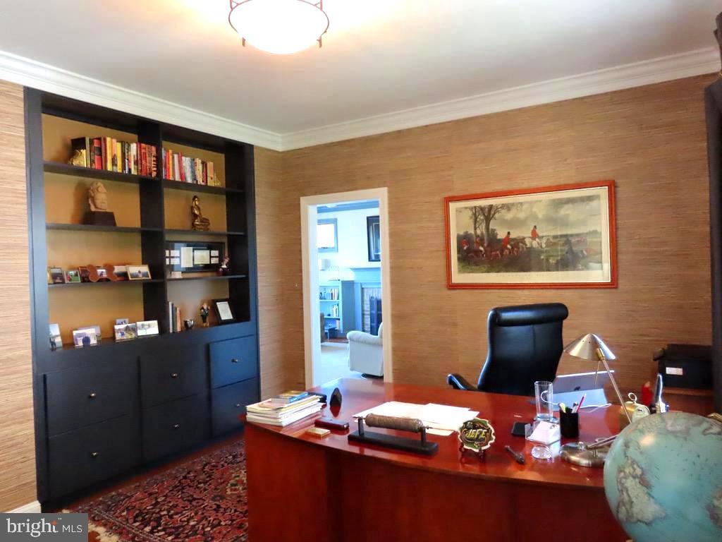 643 Richmond Road Amissville, VA 20106 - Photo 21 of 48 a workspace with furniture