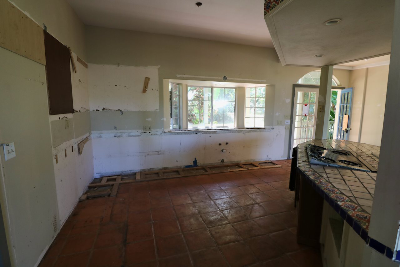 475 Kulike Road, Unit 2 Haiku, HI 96708 - Photo 13 of 26 a room with a stove a bed and a window