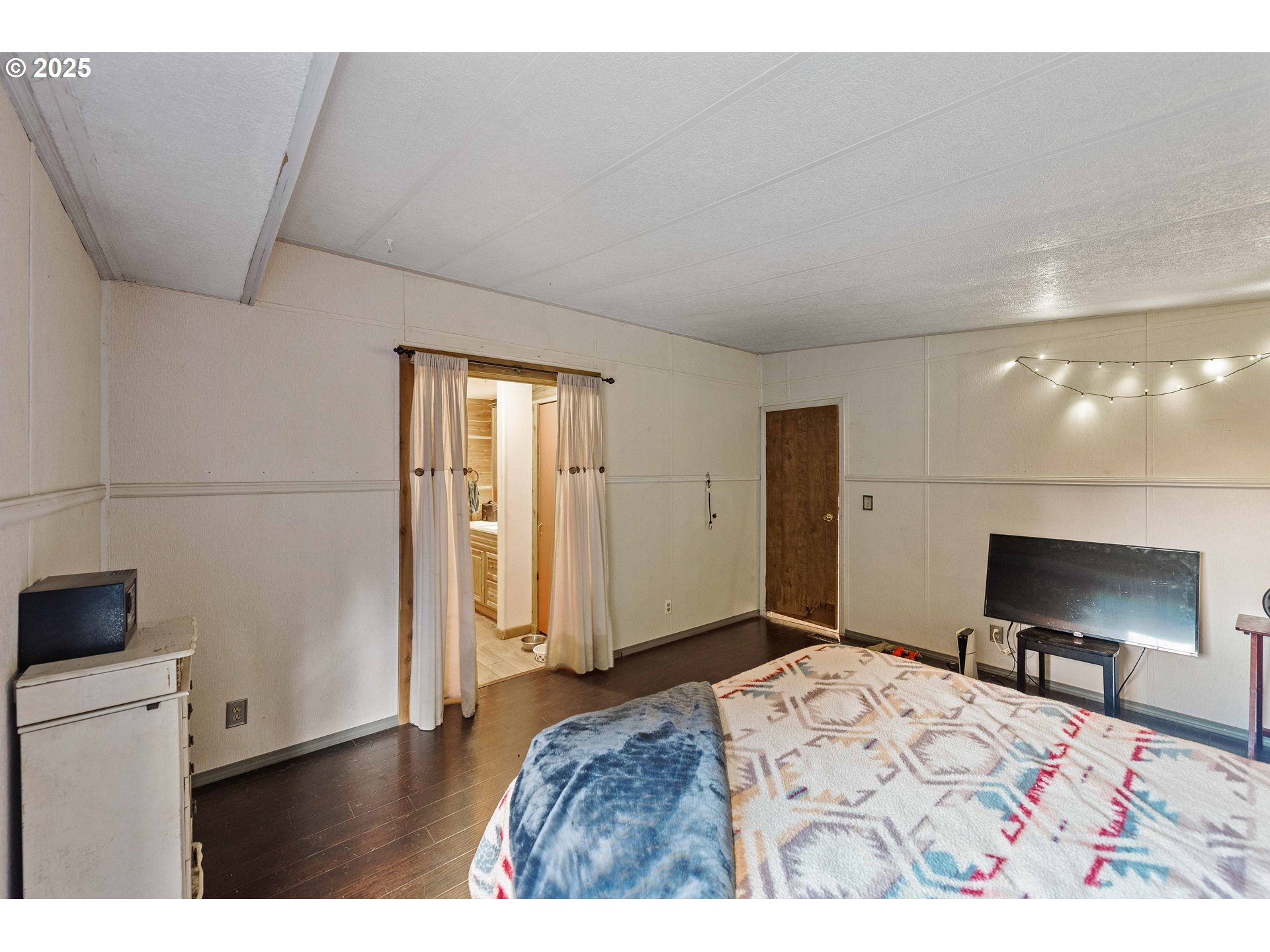 93496 Easy Lane Coos Bay, OR 97420 - Photo 17 of 47 Owner's Suite Bedroom