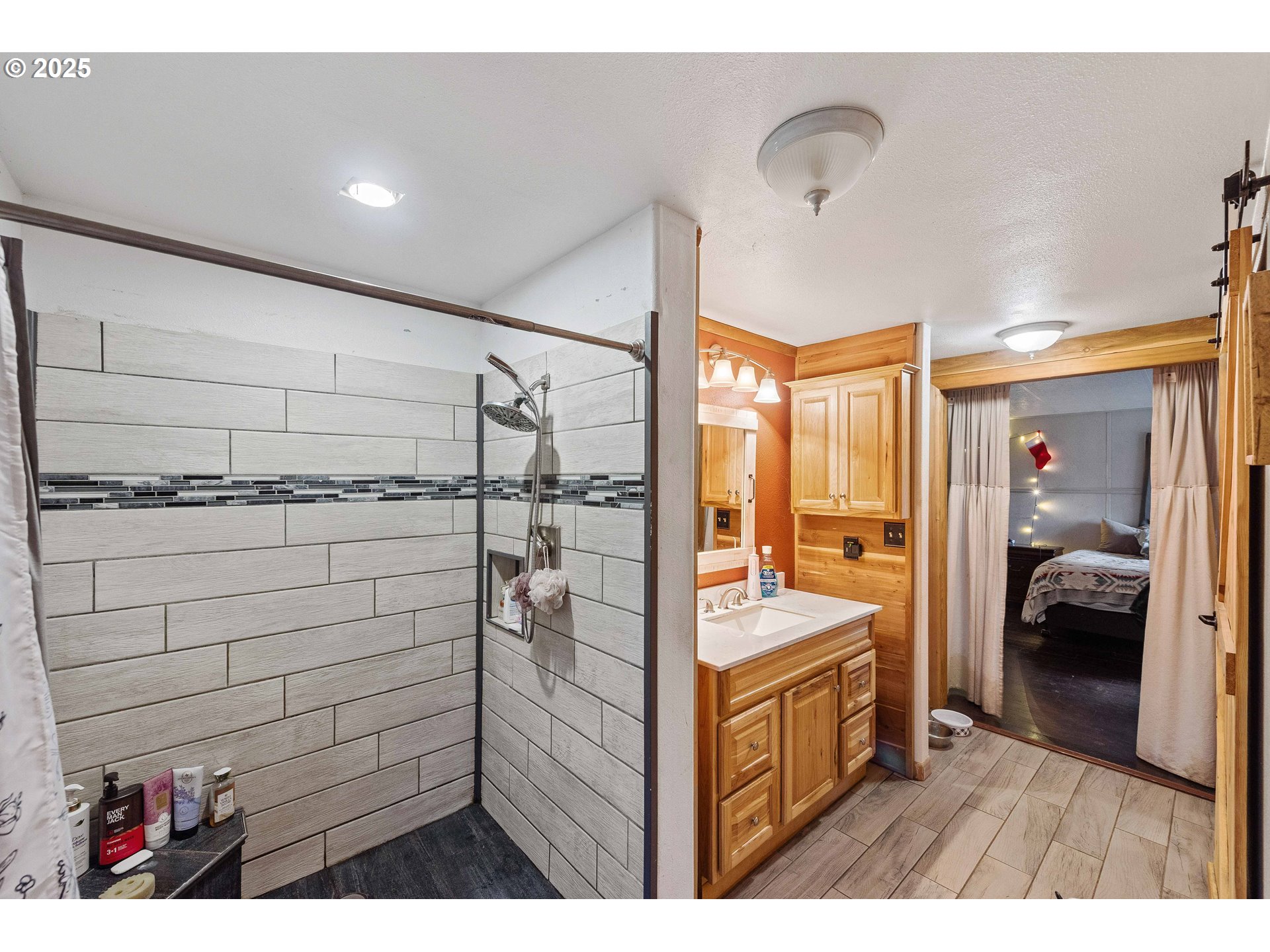 93496 Easy Lane Coos Bay, OR 97420 - Photo 20 of 47 Owner's Suite Bathroom