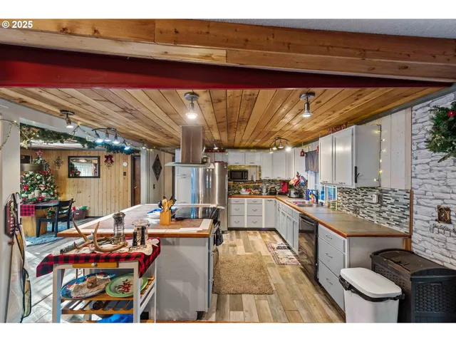 $1,295,000 | 93496 Easy Lane, Coos Bay, OR 97420