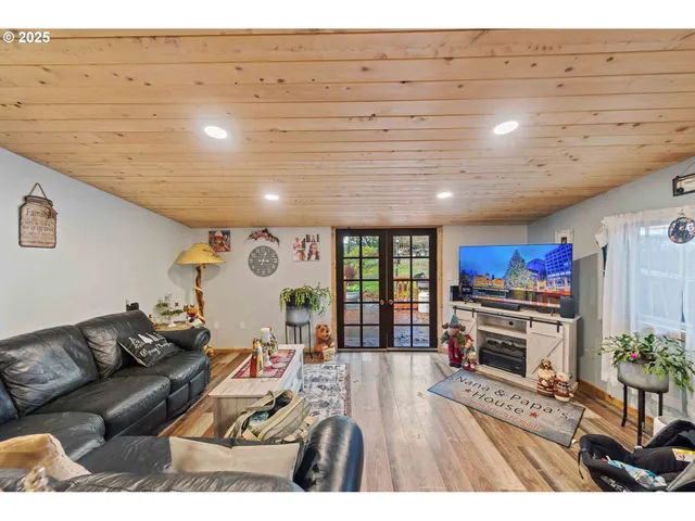 $1,295,000 | 93496 Easy Lane, Coos Bay, OR 97420