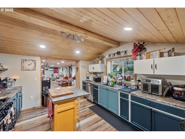 $999,999 | 93496 Easy Lane, Coos Bay, OR 97420