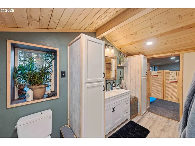 $1,295,000 | 93496 Easy Lane, Coos Bay, OR 97420