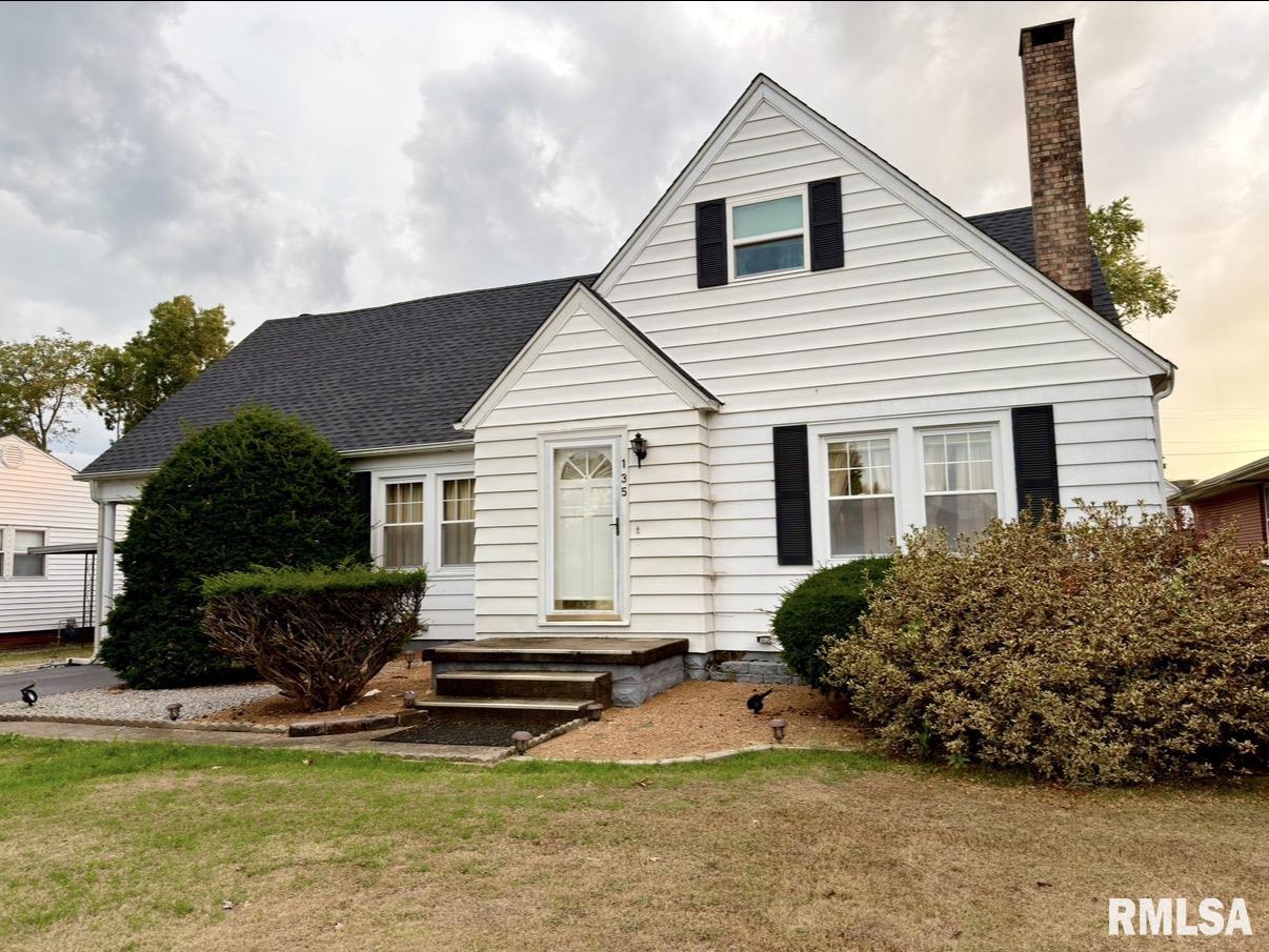 135 10th Street Carmi, IL 62821 - Photo 1 of 42