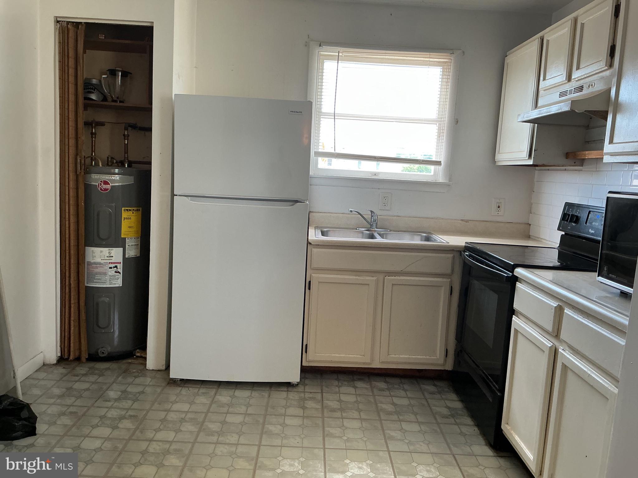 6 Post Road, Unit E Aberdeen, MD 21001 - Photo 9 of 11 Cozy kitchen with modern appliances.