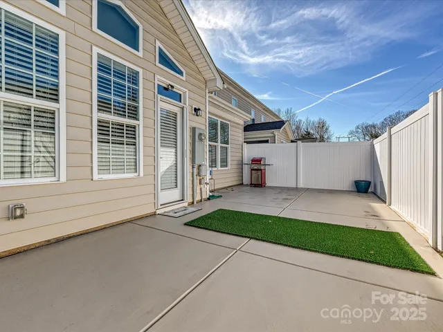 a view of back yard of the house
