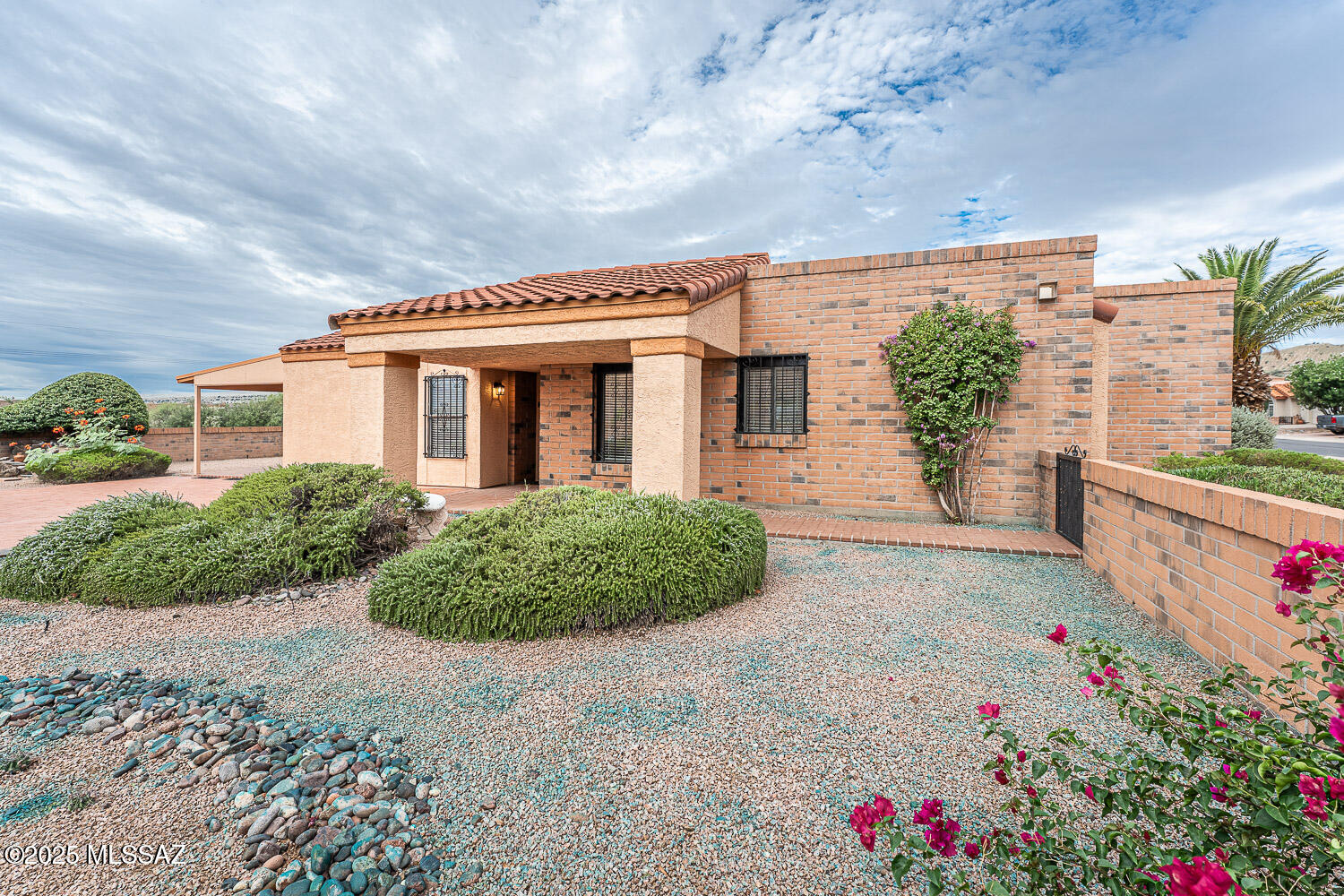 931 West Rio Guaymas Green Valley, AZ 85614 - Photo 5 of 39 a front view of a house with garden