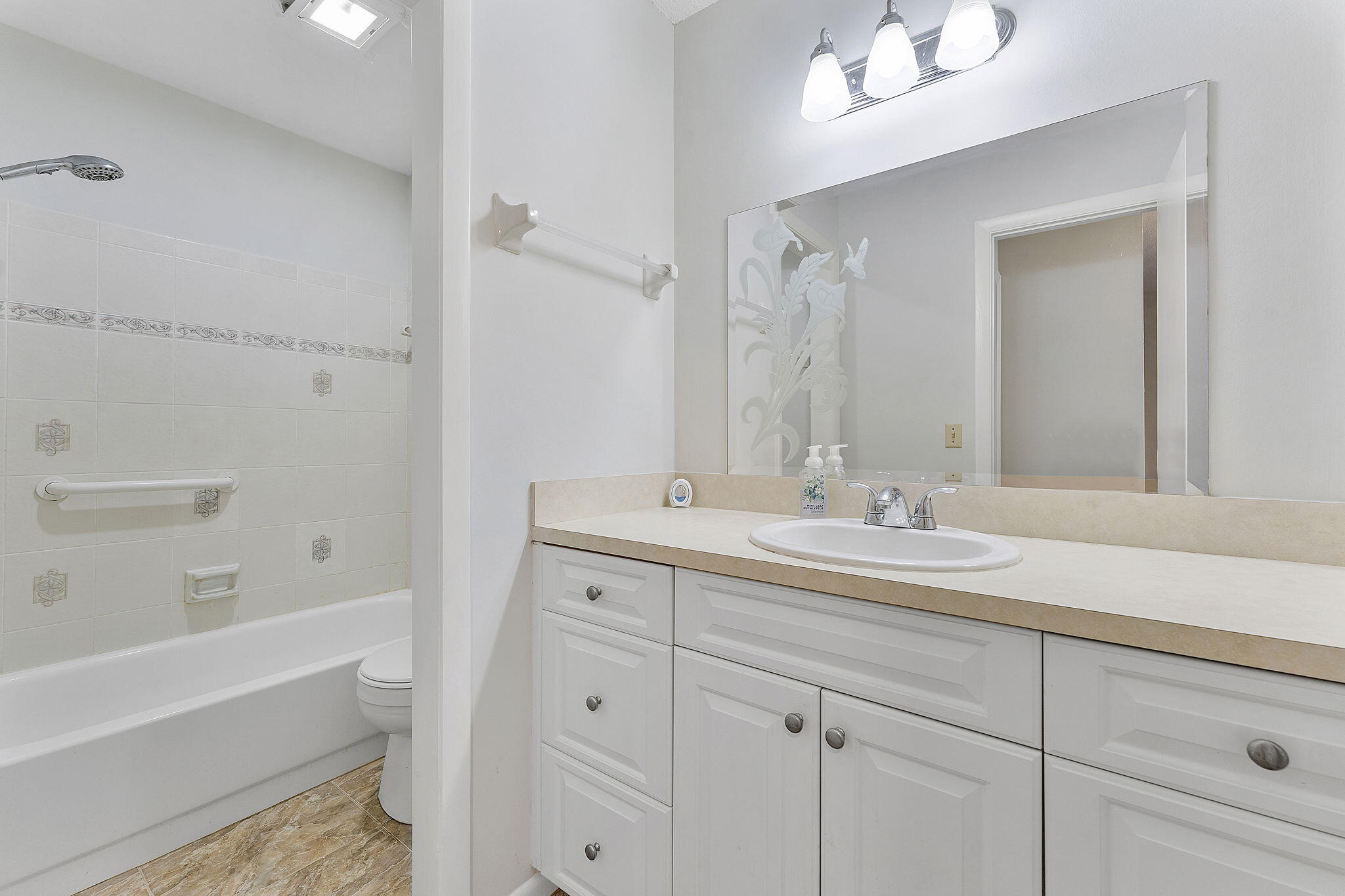 115 Oakwood Drive Jupiter, FL 33458 - Photo 9 of 21 a bathroom with a tub sink and mirror