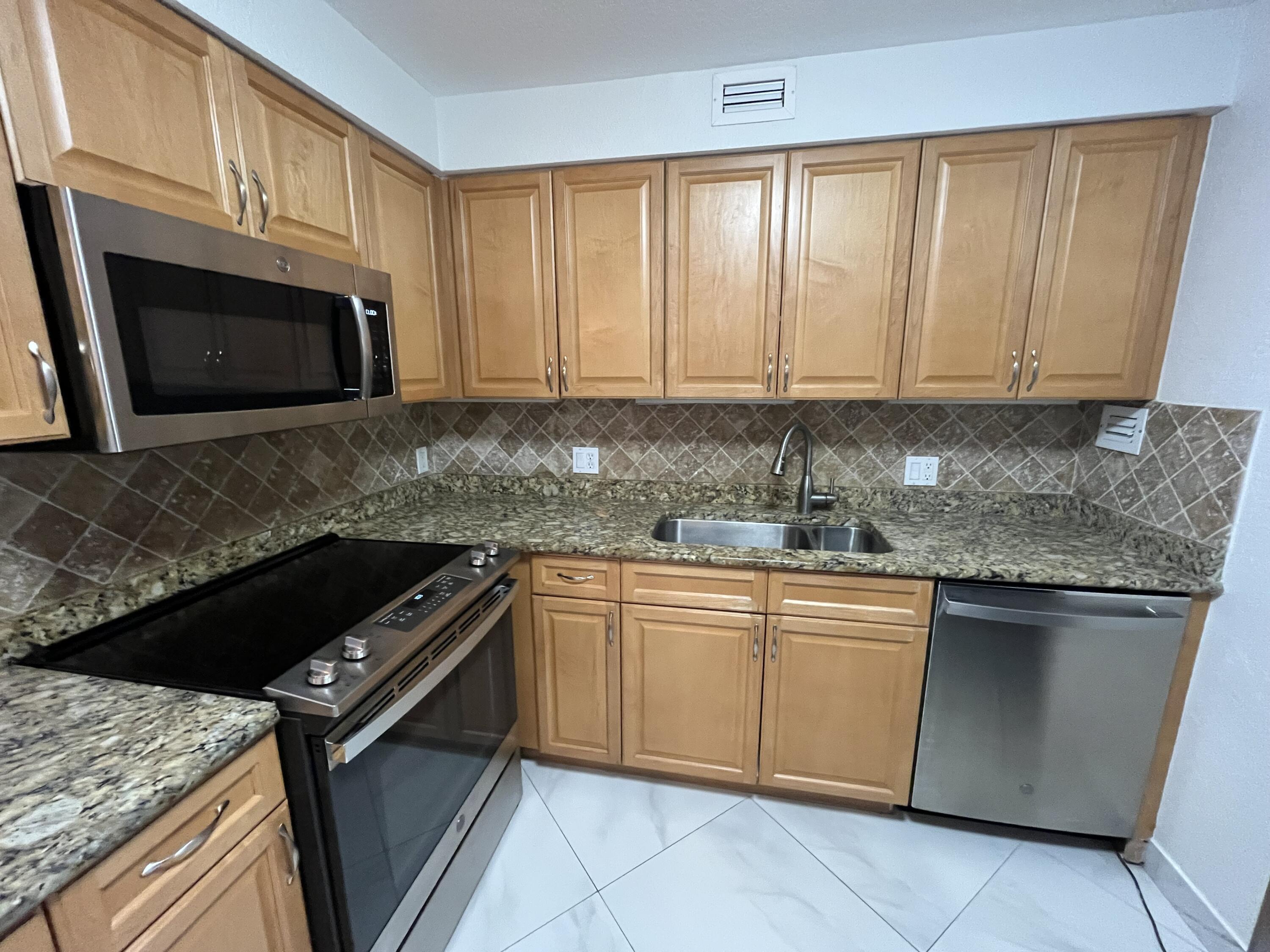 1000 Spanish River Road, Unit 1F Boca Raton, FL 33432 - Photo 12 of 29 Kitchen