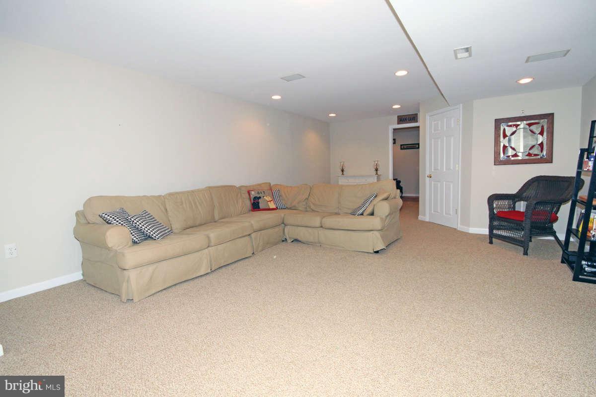 9801 Cresence Way Fairfax, VA 22032 - Photo 24 of 30 a living room with furniture and a couch
