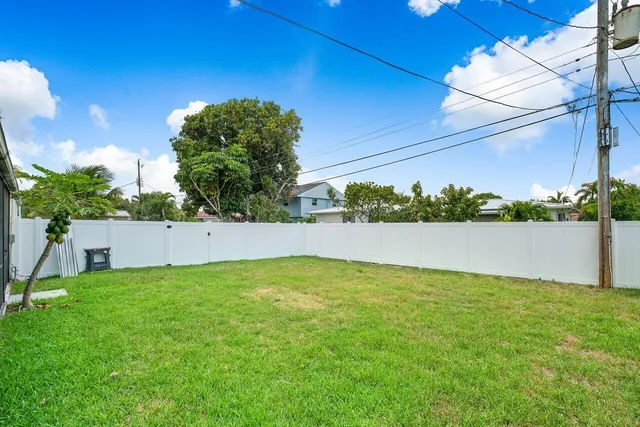 a view of a backyard