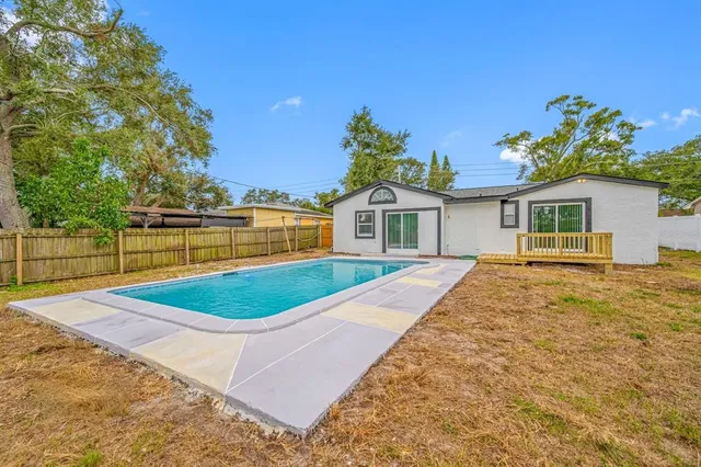 a view of a backyard