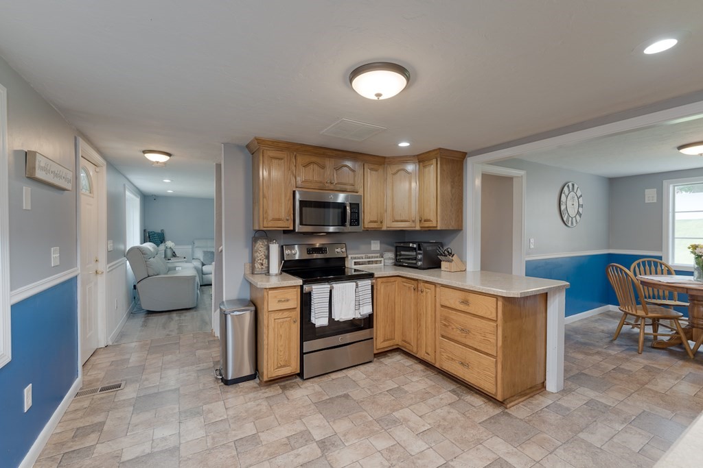 40 Warren Road Auburn, MA 01501 - Photo 8 of 38 Gallery Image 8
