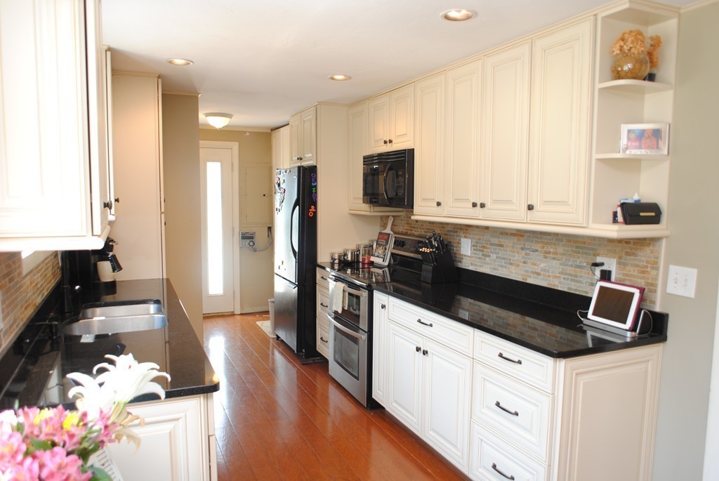 34 Raymond Road Marlborough, MA 01752 - Photo 3 of 23 Gallery Image 3