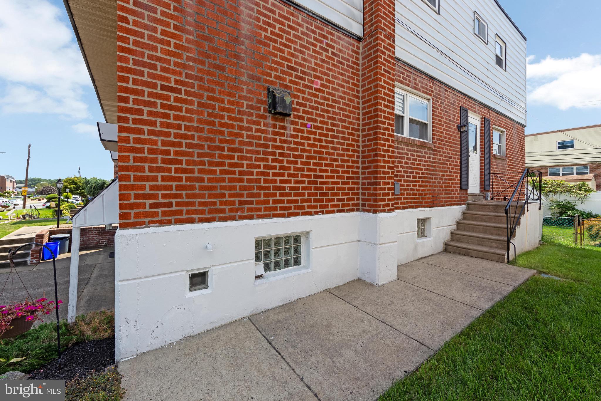2738 Clayton Street Philadelphia, PA 19152 - Photo 3 of 32