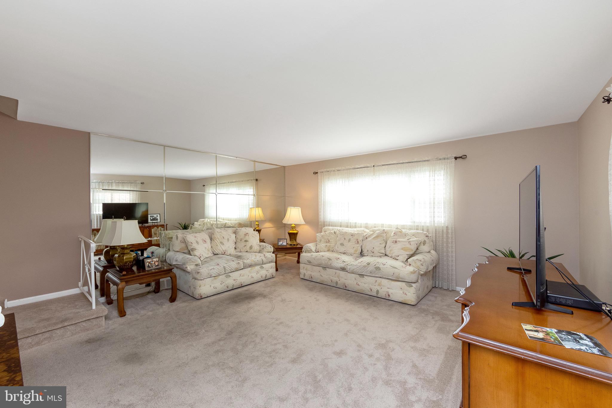 2738 Clayton Street Philadelphia, PA 19152 - Photo 4 of 32