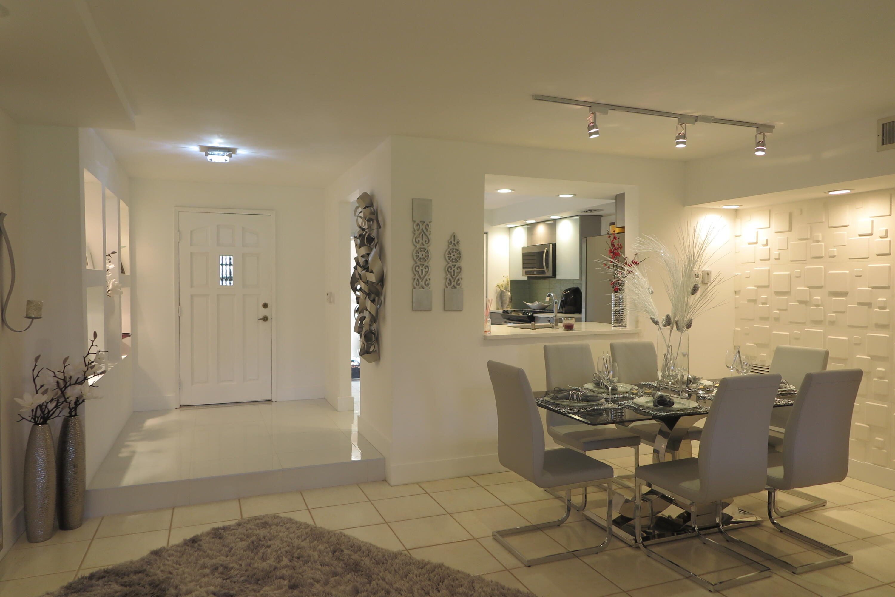 7875 La Mirada Drive Boca Raton, FL 33433 - Photo 8 of 31 a view of a dining area with furniture