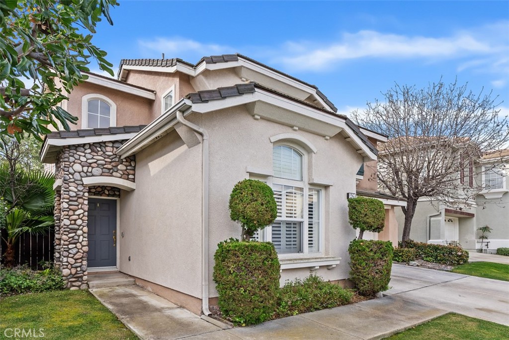 26 Richemont Way Aliso Viejo, CA 92656 - Photo 4 of 33 a front view of a house with garden