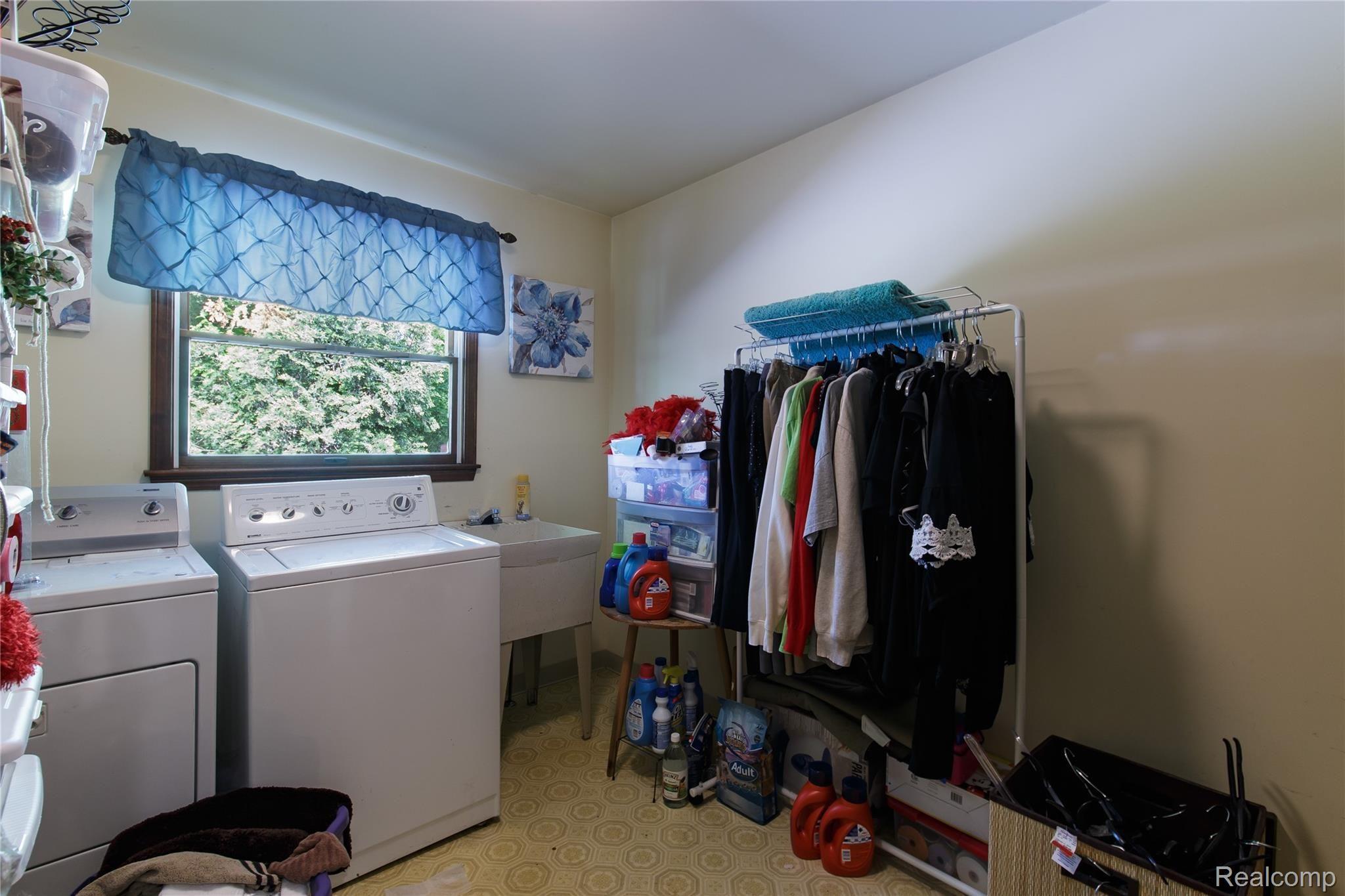 4233 Chicago Road Warren, MI 48092 - Photo 10 of 33 Chicago_4233_Laundry_01.jpg
