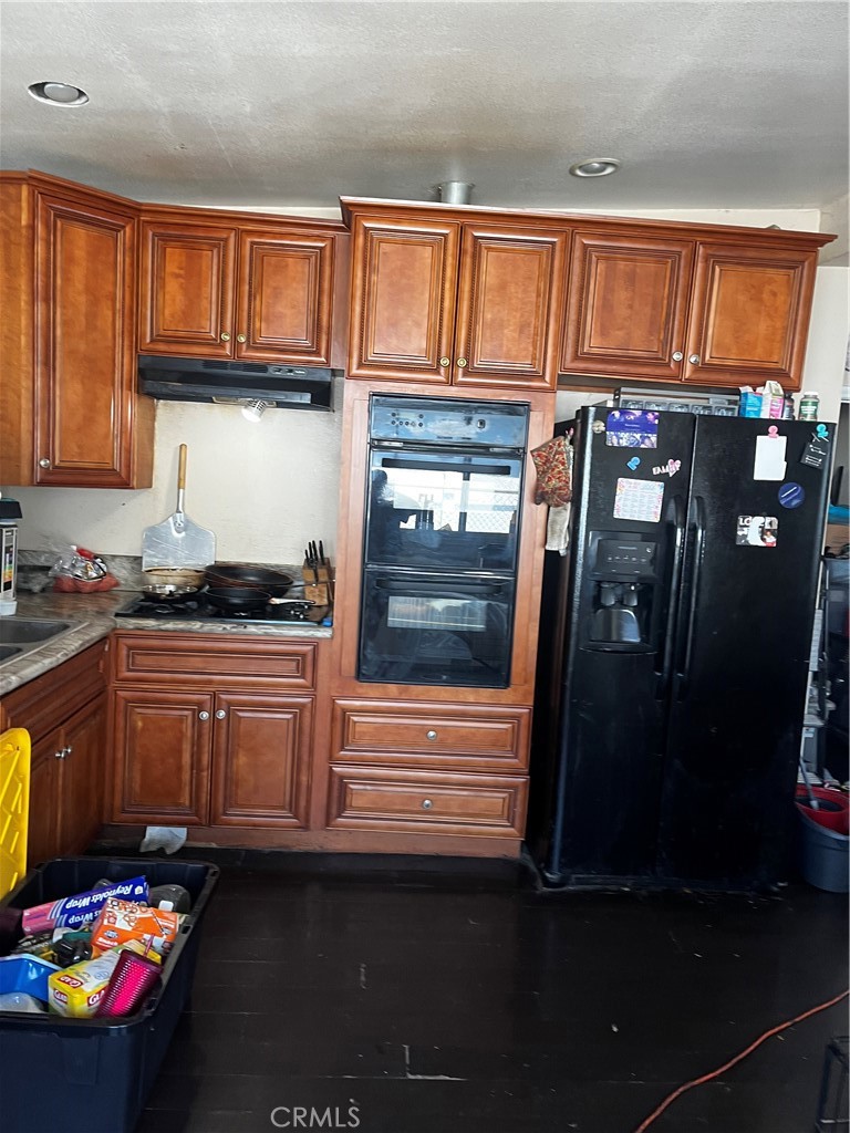 1609 West 166th Street Compton, CA 90220 - Photo 2 of 19 TONS OF CABINETS