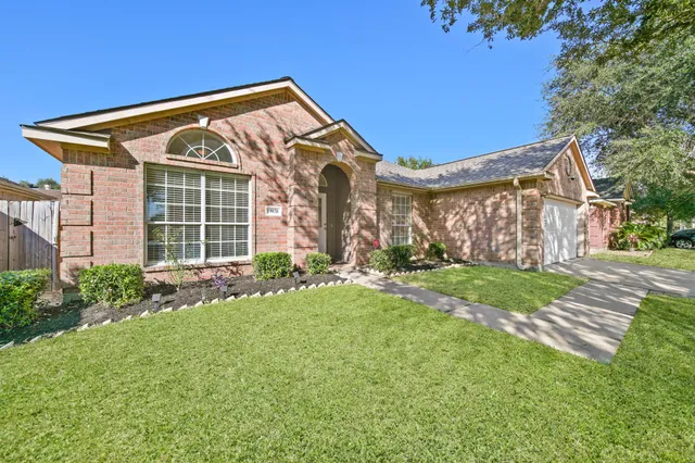 a front view of house with yard