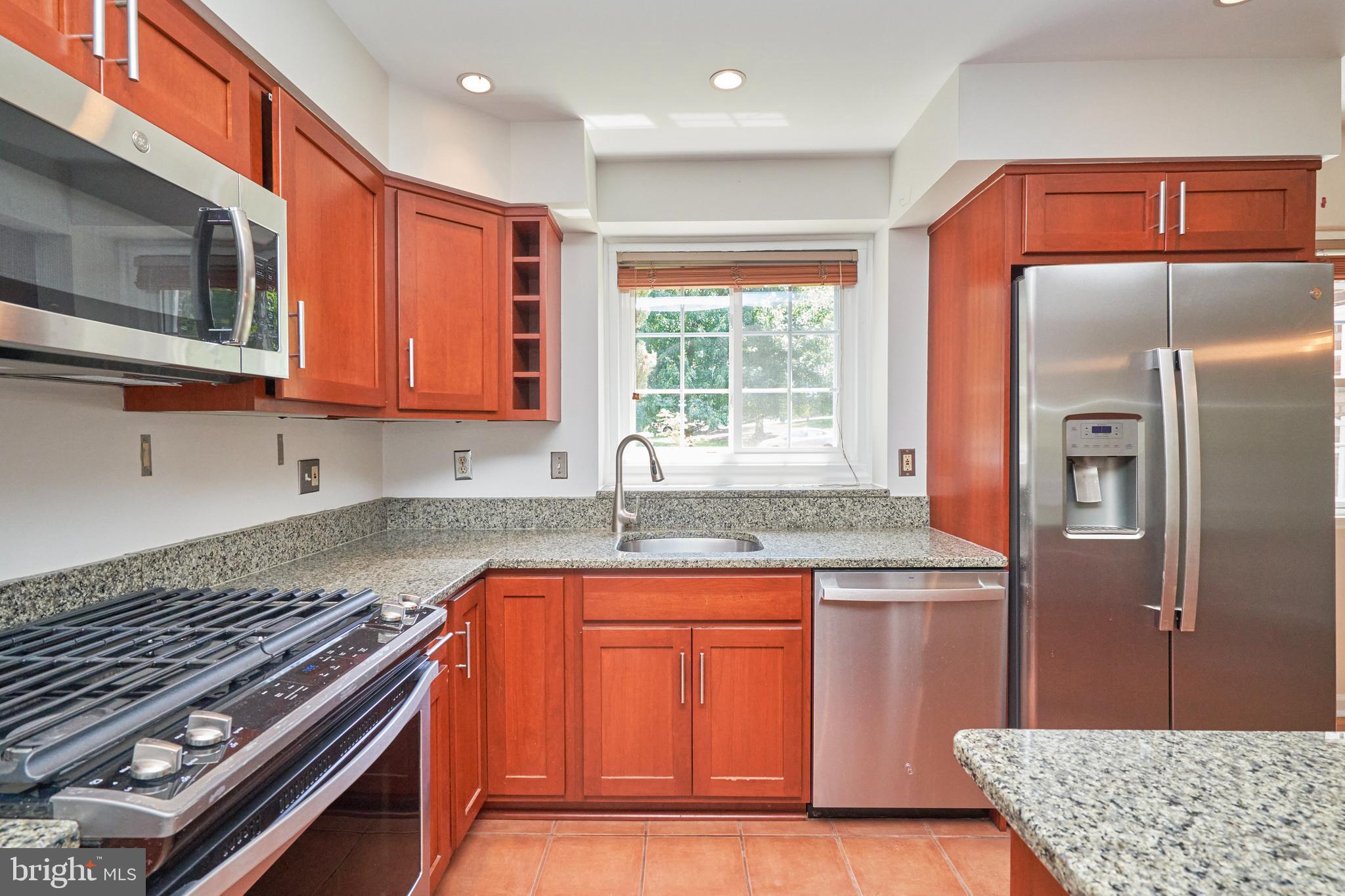 3314 Gunston Road, Unit 7303314 Alexandria, VA 22302 - Photo 7 of 42 Kitchen