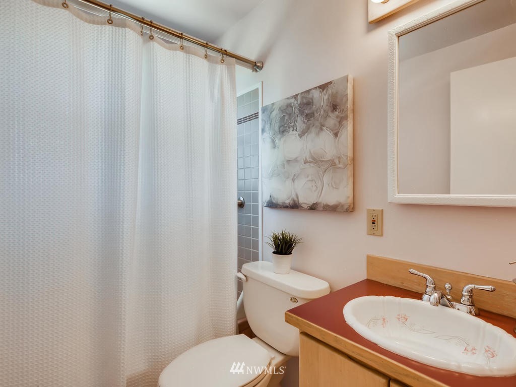9229 217th Street Southwest Edmonds, WA 98020 - Photo 9 of 17 Gallery Image 9