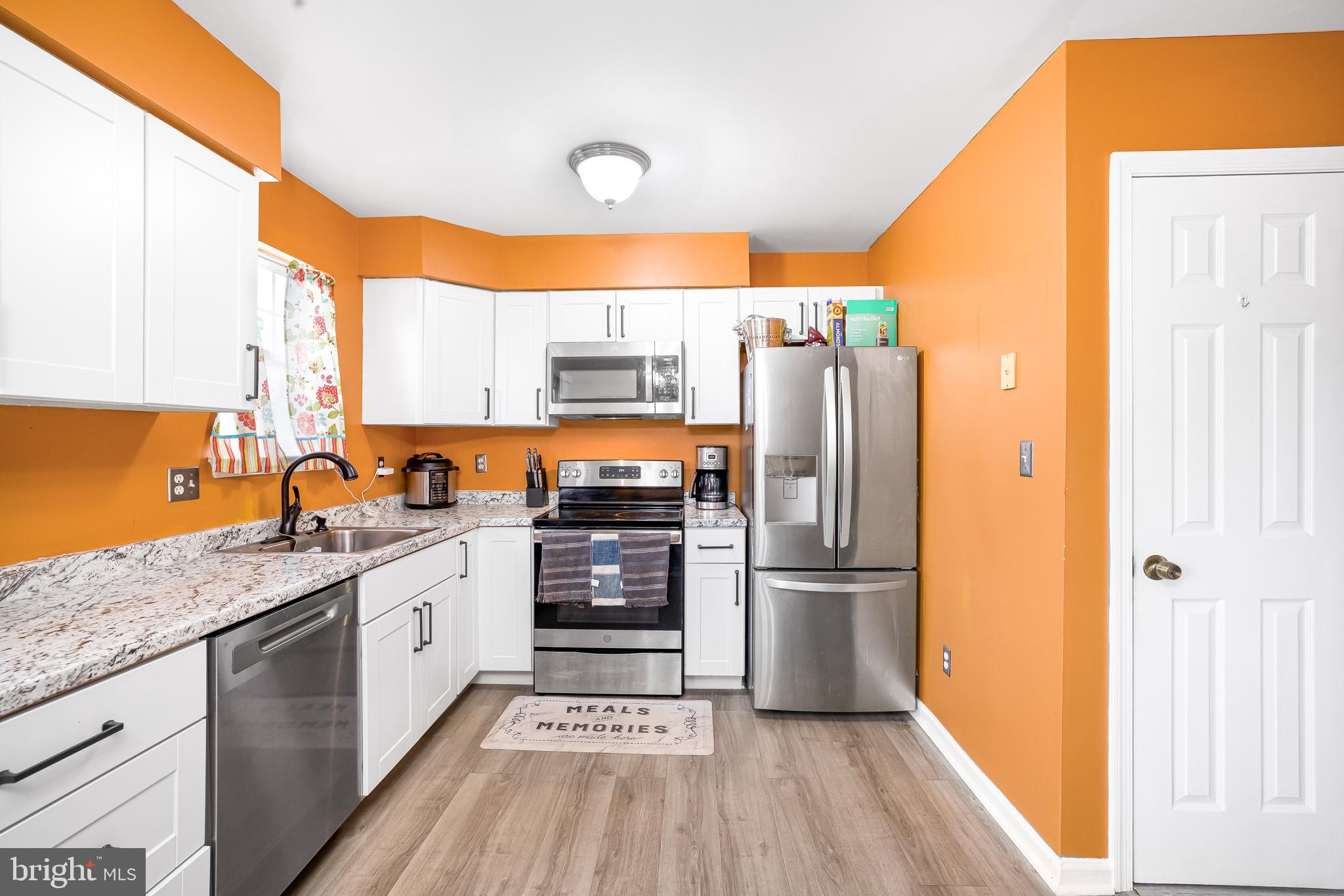 286 Vincent Circle Middletown, DE 19709 - Photo 11 of 29 a kitchen with stainless steel appliances granite countertop a refrigerator and a stove top oven
